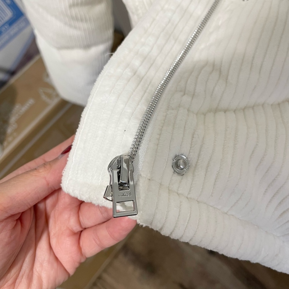 *SOLD* Aritzia Cream Bomber Jacket - Picture 5 of 10